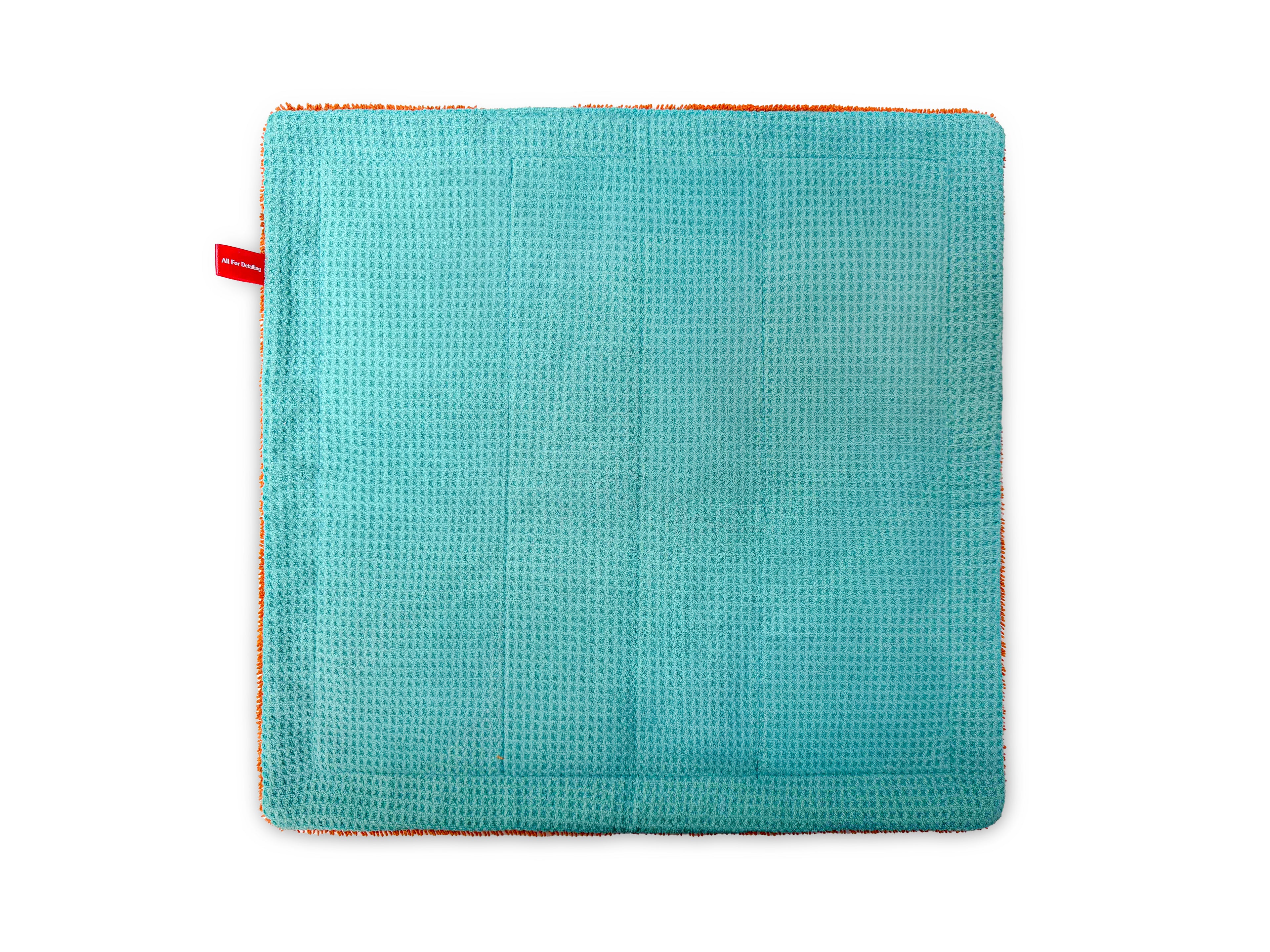 Ultra-soft, lint-free microfiber towel for safely cleaning paint, ceramic coatings, glass, chrome, trim, mirrors, and screens. Machine washable and reusable, it removes water, dust, and residue without leaving streaks, lint, or scratches.